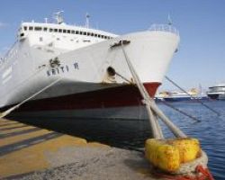 Δεμένα ακόμη ένα 24ωρο τα πλοία – Συνεχίζεται η απεργία των πληρωμάτων