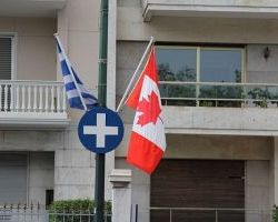 Ο Ρουβίκωνας ανέλαβε την ευθύνη για την επίθεση με βαριοπούλες στην πρεσβεία του Καναδά