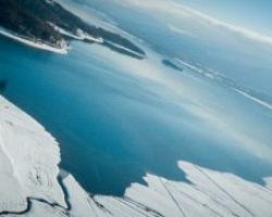 Μαγικές είναι οι εικόνες από τη χιονισμένη λίμνη Πλαστήρα.