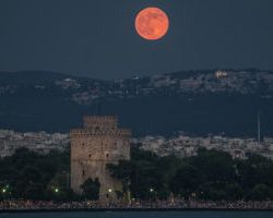 Διπλή υπερπανσέληνος Αυγούστου: Το σπάνιο φαινόμενο που θα ξαναδούμε το 2037