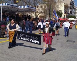 Όταν μαθητές και σύλλογοι φοράνε τις παραδοσιακές στολές… (εικόνες και βίντεο παρέλασης Γιαννιτσών)