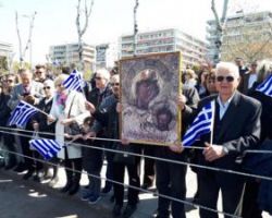 Θεσσαλονίκη: Πολίτες τραγουδούσαν «Μακεδονία ξακουστή» με σημαίες, στην παρέλαση [εικόνες & βίντεο]