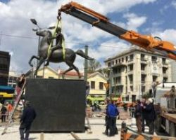 Το άγαλμα του Μεγάλου Αλεξάνδρου τοποθετήθηκε στο κέντρο της Αθήνας (VIDEO)
