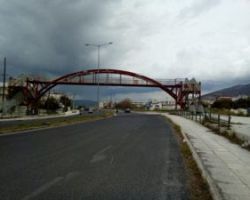 Αστυνομικοί έσωσαν 13χρονη που πήδηξε από πεζογέφυρα για να βάλει τέλος στη ζωή της