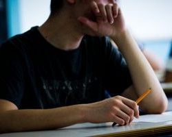 Ποια μαθήματα ορίστηκαν από το Υπουργείο για τις ενδοσχολικές εξετάσεις του Λυκείου