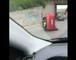 Αυτοκίνητο τούμπαρε στην Περιφερειακή οδό Θεσσαλονίκης – Μποτιλιάρισμα στο σημείο