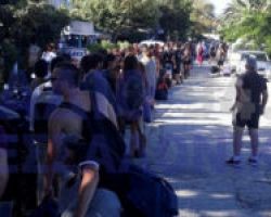 Πρωτοφανείς εικόνες στο λιμάνι της Σαμοθράκης: Τεράστιες ουρές για μια θέση στο πλοίο [βίντεο]