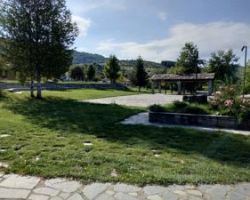 Μεγάλα Λιβάδια: Φθινοπωρινή εξόρμηση στο βλαχοχώρι που δεσπόζει στο μεγαλύτερο οροπέδιο του Πάικου