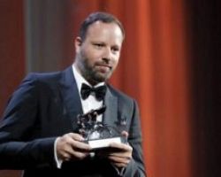 Λάνθιμος: Ξεκινά στην Ελλάδα τα γυρίσματα της νέας ταινίας του με Έμα Στόουν και Ντέμιεν Μπονάρ