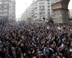 ΤΩΡΑ: Πορεία οπαδών του ΠΑΟΚ στο κέντρο της Θεσσαλονίκης (VIDEO)