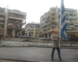 25η Μαρτίου: Διευθυντής  του 2ου δημοτικού σχολείου στα Γιαννιτσά τίμησε μόνος του την εθνική επέτειο