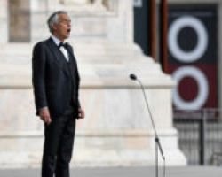 Η ανατριχιαστική ερμηνεία του Αντρέα Μποτσέλι στον άδειο καθεδρικό ναό Ντουόμο στο Μιλάνο [βίντεο]
