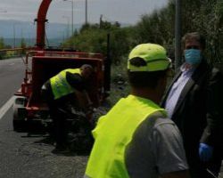 Εργασίες καθαρισμού χόρτων και κλάδεμα δένδρων στη Εθνική  οδό Έδεσσας- Θεσσαλονίκης  Παρών ο Αντιπεριφερειάρχης Πέλλας Ιορδάνης Τζαμτζής