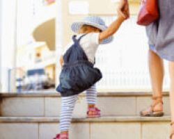 Ερχονται οι «νταντάδες της γειτονιάς» με χρηματοδότηση ΕΣΠΑ -Τι είναι το πρόγραμμα φύλαξης παιδιών
