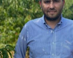 Ο Λάκης Βασιλειάδης στην Κρύα Βρύση, δίπλα στους αμπελουργούς