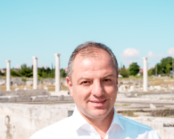 Επαναφέρει το αίτημα για σύνδεση του Αρχαιολογικού Μουσείου της Πέλλας με το σταθμό Κτελ «ΜΑΚΕΔΟΝΙΑ» ο Διονύσης Σταμενίτης.