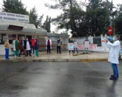 Ένωση Νοσοκομειακών Ιατρών Πέλλας για τη συμβολική κινητοποίηση στην πύλη του νοσ. Γιαννιτσών