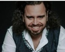 Με ποντιακή λύρα και αρχαιοελληνική μουσική Έλληνας κέρδισε την 1η θέση στο φεστιβάλ «Χρυσή φωνή της Βαϊκάλης» (video)