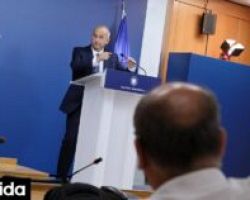 Διά ζώσης το σημερινό μπρίφινγκ του κυβερνητικού εκπροσώπου με τους δημοσιογράφους
