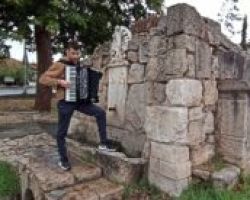Xρήστος Μυλωνόπουλος, μαγεύει με το ακορντεόν στην κρήνη της Πέλλας  (ΦΩΤΟ-VIDEO)