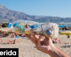 Ρεπορτάζ-σοκ του Bloomberg: Αίγινα, Σαντορίνη, Πάτμος, όλα τα δημοφιλή νησιά της Ελλάδας είναι γεμάτα πλαστικά μπουκάλια