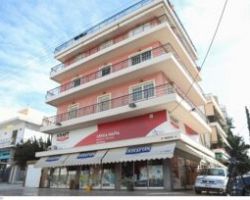 Εγκλημα στη Γλυφάδα: Σκότωσε τον σύντροφο της μητέρας του με 3 μαχαιριές-«Εσπασαν τζάμια, το θύμα φώναζε βοήθεια»