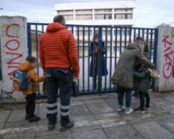 Άδεια ειδικού σκοπού σε γονείς μαθητών που νοσούν: Έρχεται ρύθμιση «με αναδρομική ισχύ» – Τι αλλάζει