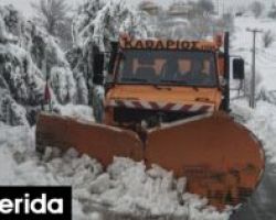 Απίστευτο: Ο Δήμος καθάριζε τους δρόμους από το χιόνι και αυτός άναψε φωτιά μέσα στα πεύκα