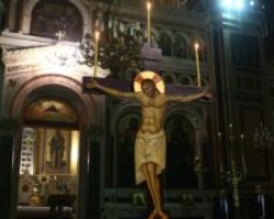 Μεγάλη Παρασκευή: «Η ζωή εν τάφω…» – Θρηνεί η Χριστιανοσύνη