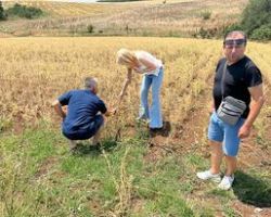 Στα Άθυρα και την Ραχώνα η Θεοδώρα Τζάκρη για τις ζημιές από το μπουρίνι και την  χαλαζόπτωση
