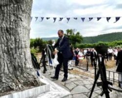 Κατάθεση Στεφάνου από τον Λάκη Βασιλειάδη στις εκδηλώσεις Μνήμης Άγρα-Μίγκα
