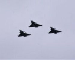 Παραλίγο ατύχημα στον αέρα: Μαχητικά αεροσκάφη διασταυρώθηκαν με αλεξιπτωτιστές