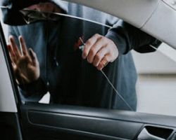 Έκλεψε τσαντάκι με κάρτες από ΙΧ στην Ημαθία και έκανε αναλήψεις