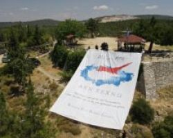Ένα τεράστιο πανό από τους Κύπριους της Θεσσαλονίκης για την τουρκική εισβολή