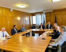 Συνάντηση Βουλευτών με τον ΥΠΑΑΤ για τη στήριξη των ροδακινοπαραγωγών