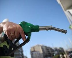 Fuel Pass 2: Ξεκινά η καταβολή του στους τραπεζικούς λογαριασμούς των δικαιούχων