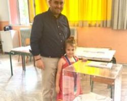 Λάκης Βασιλειάδης: Μαζί με την κόρη του στο εκλογικό κέντρο