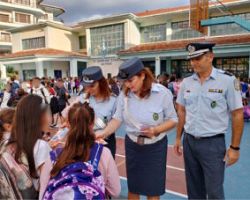 Ενημερωτικό υλικό για την οδική ασφάλεια μοίρασαν αστυνομικοί στους μαθητές της Κεντρικής Μακεδονίας