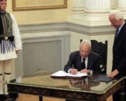 Γιώργος Καρασμάνης: Με βαθειά θλίψη και απέραντο σεβασμό, αποχαιρετώ τον Πέτρο Μολυβιάτη