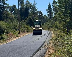 Ξεκίνησαν οι ασφαλτοστρώσεις στον δρόμο Κασσάνδρειας – Κρυοπηγής στο πλαίσιο του έργου αγροτικής οδοποιίας του Δήμου Κασσάνδρας