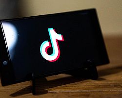 Πρώτες κυρώσεις της ΕΕ σε μεγάλες πλατφόρμες – Πρόστιμο στην X, δεσμεύσεις στο TikTok