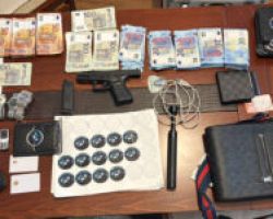 Συνελήφθη ανήλικος στην Κατερίνη για παραχάραξη νομισμάτων και διακίνηση καρτών ΑΤΜ – κλώνων, καθώς και παράβαση της νομοθεσίας για τα όπλα