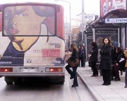Πρόσκρουση αυτοκινήτου σε στάση λεωφορείου στη Θεσσαλονίκη