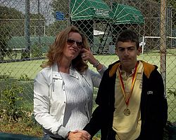 Ο αθλητής του Ομίλου Αντισφαίρισης Αριδαίας Στέργιος Τσαρκνιάς πρωταθλητής της Ένωσης Κεντροδυτικής Μακεδονίας στην κατηγορία 12 ετών.