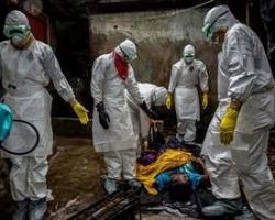 Daniel Berehulak: Ο φωτογράφος που έφτασε στις γειτονιές που “θερίζει” ο ιός Έμπολα (pics)