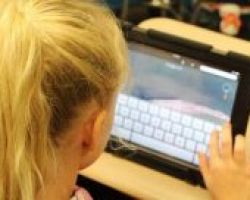 Οι επιστήμονες προειδοποιούν: Τα tablet και τα smartphones επηρεάζουν τη μυοσκελετική ανάπτυξη των παιδιών