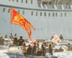 «Ναυμαχία» στη Βενετία -Κάτοικοι επιτέθηκαν σε κρουαζιερόπλοια [βίντεο]