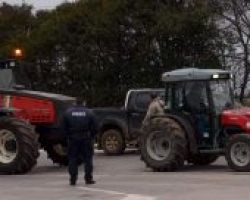 Κλιμακώνουν τις κινητοποιήσεις οι αγρότες ενόψει της σημερινής συνάντησης με τον Δραγασάκη