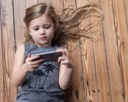 Οι ειδικοί προειδοποιούν: Όχι κινητά τηλέφωνα σε παιδιά κάτω των 12