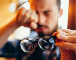Πέντε κακές συνήθειες που καταστρέφουν τα μάτια σας